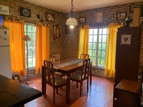 Casa 4 ambientes con 2 baños