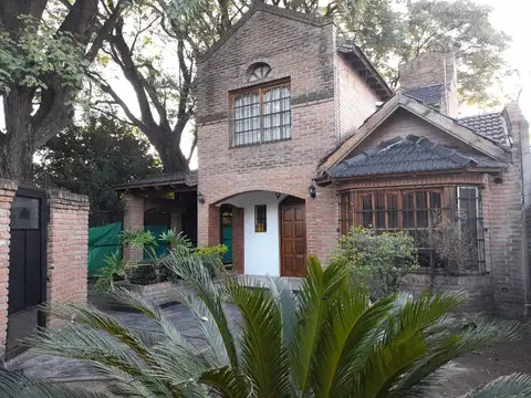 CHALET DE SOLIDA CONSTRUCCIÓN, DESARROLLADO EN DOS PLANTAS SOBRE HERMOSO LOTE DE 550 M2  