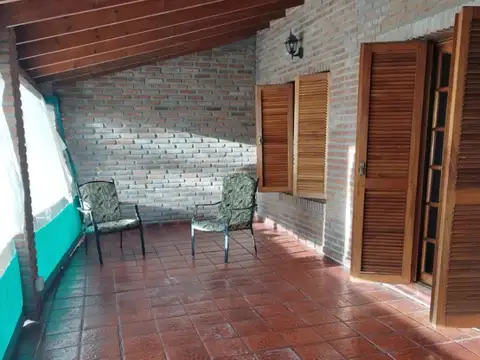 CHALET DE SOLIDA CONSTRUCCIÓN, DESARROLLADO EN DOS PLANTAS SOBRE HERMOSO LOTE DE 550 M2  