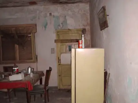 En Venta en Palomar Casa a Refaccionar Sobre Lote de Terreno de 337 M²; 10 m de Frente. Amplio