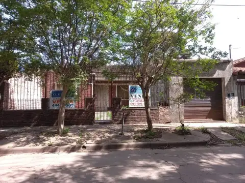 En Venta en Palomar Casa a Refaccionar Sobre Lote de Terreno de 337 M²; 10 m de Frente. Amplio