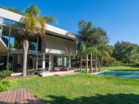 Casa 5 ambientes con 4 baños