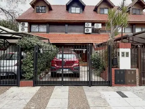 Duplex 5 ambientes con cochera, patio, quincho y playroom