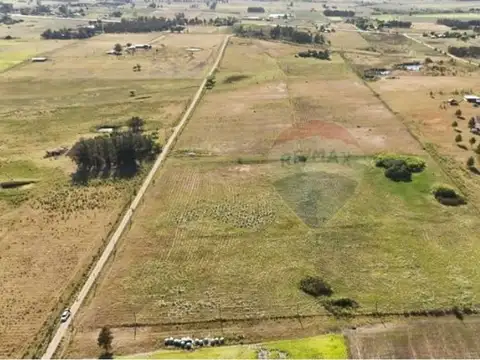 Ruta 7 km 50.900, a 400m por camino vecinal.