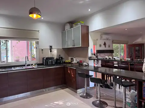 Casa en Venta con 3 cocheras
