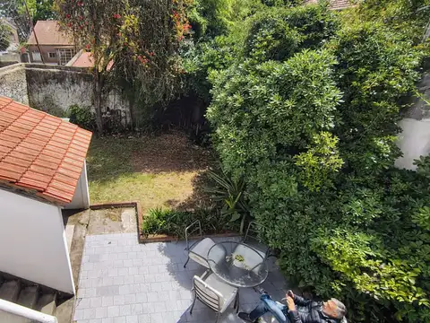 Casa 4 amb en lote propio con hemoso parque y cochera 3 autos en Vélez Sarsfield
