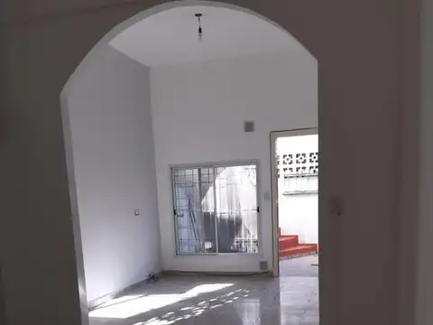 Casa de 3 ambientes con local y terraza – uso mixto