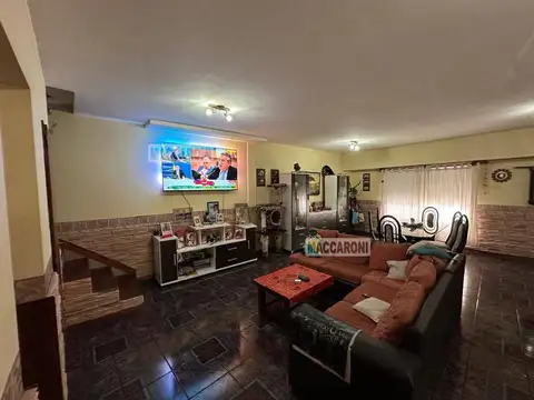 Casa 4 ambientes con 2 baños