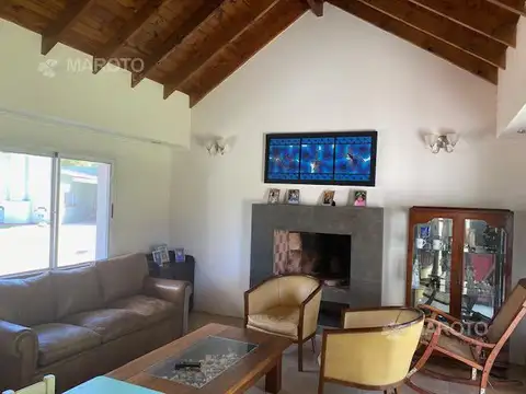 Casa 8 ambientes con 5 baños