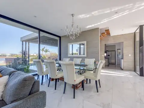 Casa 7 ambientes con 4 baños