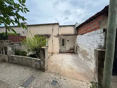 VENTA CASA 2 DORMITORIOS A RECICLAR-CAP. BERMÚDEZ