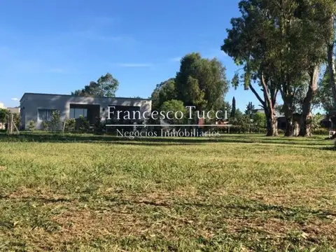 Lote interno en esquina en venta Barrio Santa Emilia