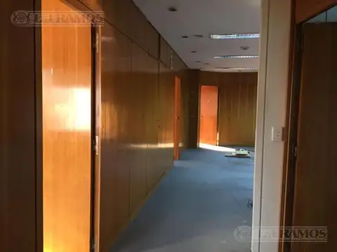 Oficina en Alquiler con 4 cocheras