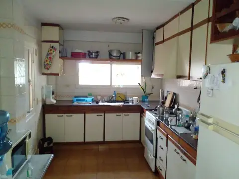 Importante chalet en Merlo Centro. Living comedor, cocina. Tres dormitorios