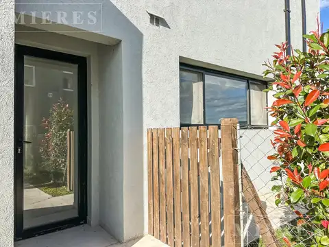 Casa en venta sobre lote a la laguna en  barrio Muelles Puertos