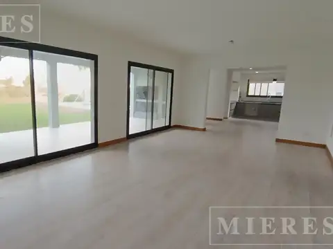 Casa 5 ambientes con 2 baños