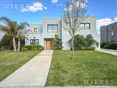 Casa en venta sobre lote a la laguna en  barrio Muelles Puertos