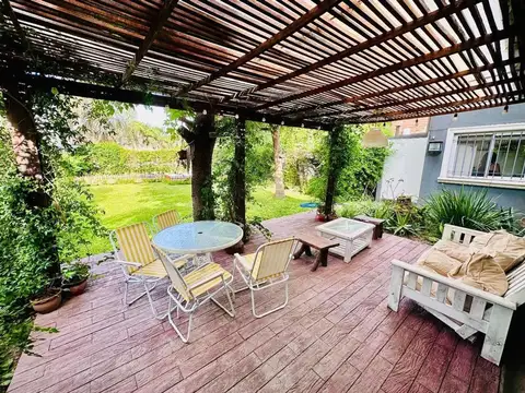 Casa 4 ambientes con 2 baños