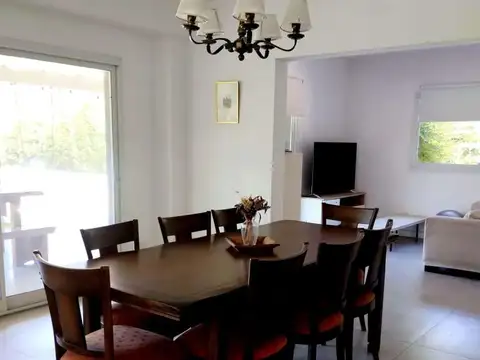 Casa en Alquiler Temporal con 4 cocheras