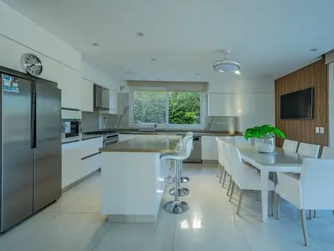 ALQUILER DE LUMINOSA CASA AMOBLADA EN EL YACHT