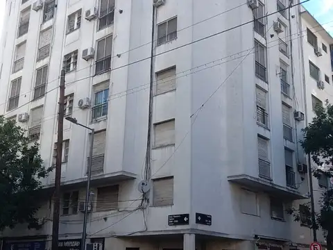 3 ambientes - luminoso- super amplio 60 m2 cub - con baulera- a 2 cuadras del subte -  bajas expensas