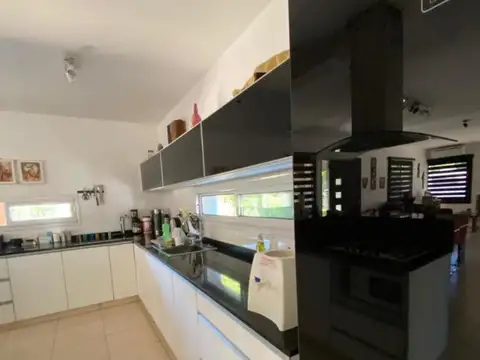 Casa en Venta con 3 cocheras