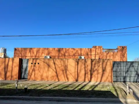 CASA EN VENTA EN BRAGADO CON PISCINA