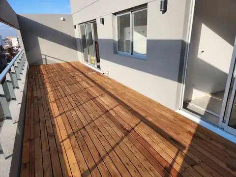 VENTA TRES AMB DE 80 METROS EN FLORES BALCON CON PARRILLA PROPIA