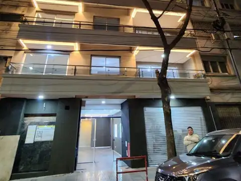 VENTA TRES AMB DE 80 METROS EN FLORES BALCON CON PARRILLA PROPIA