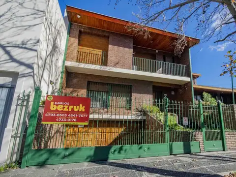 Casa de 4 ambientes en venta, en Martínez.