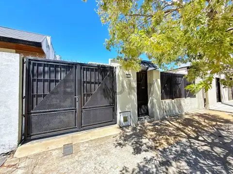 Casa en venta 2 dormitorios con patio y cochera en Ensenada