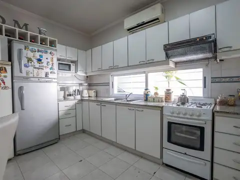 HERMOSO CHALET 4 AMB. CON QUINCHO