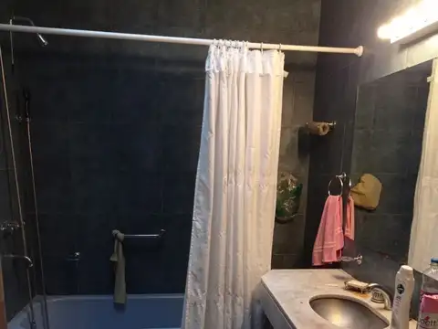 Casa 8 ambientes con 2 baños