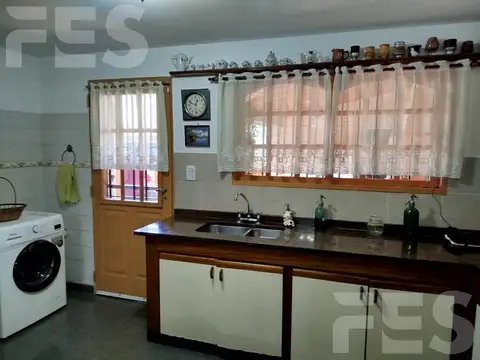 Casa 5 ambientes con 2 baños