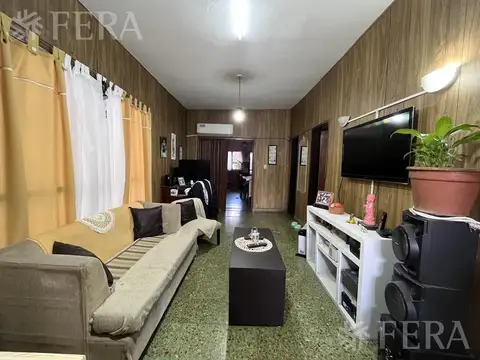 Casa 9 ambientes con 3 baños