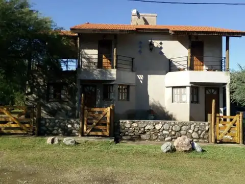 180 m² construidos distribuidos en 3 departamentos