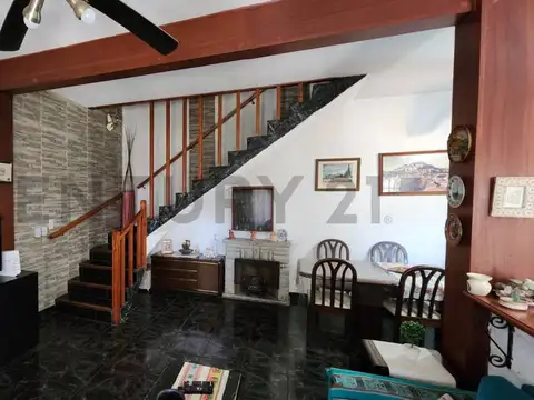 Casa en Venta con 2 cocheras