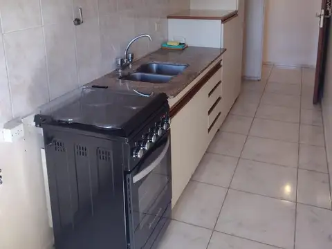 Amplio departamento de 2 ambientes. Cerca de Plaza Roca y estación Villa Ballester