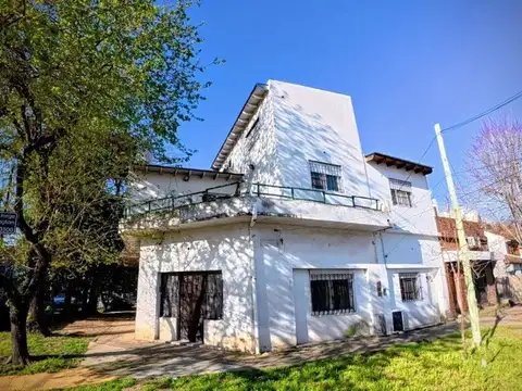 VENTA CASA- 4 amb. ideal 2 familias CARAPACHAY