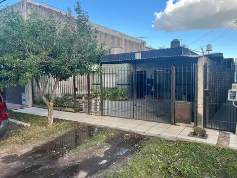 Casa en venta 3 ambientes con patio y cochera