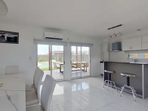 VENTA CASA 4 AMBIENTES BARRIO LAGUNA AZUL