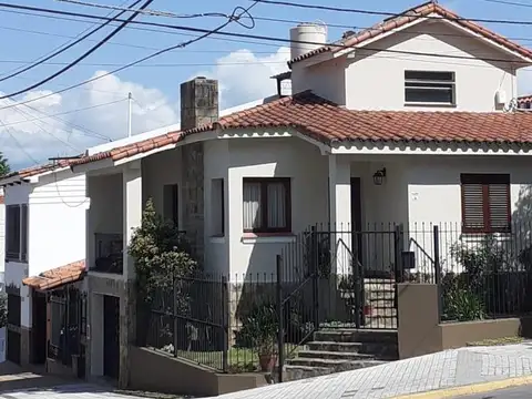 Hermosa casa sobre Avda. Uruguay
