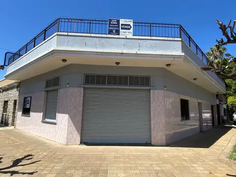 Casa multifamiliar  Lomas del Mirador Local Comercial en Esquina  Terraza  Garage  Dpto