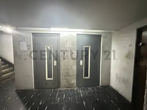 Venta Oficina en Once – Muy luminosa, ideal para depósito o subdividir el espacio.