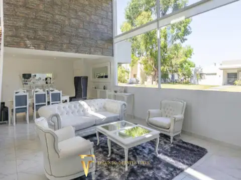 Casa en Venta con 2 cocheras