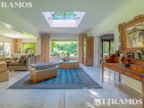 ESPECTACULAR casa con 3 suite, sobre lote de 1.800 m2 en el barrio Las Casuarinas - San Isidro.