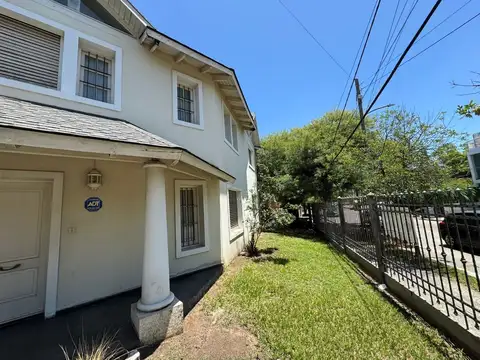 Casa 9 ambientes con 4 baños