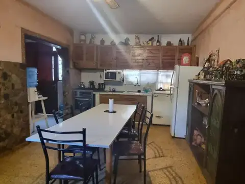 Casa 8 ambientes con 2 baños