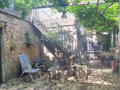 VENTA CASA 2 FAMILIAS + GALPON AL FRENTE