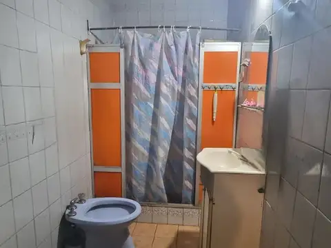 VENTA CASA 2 FAMILIAS + GALPON AL FRENTE